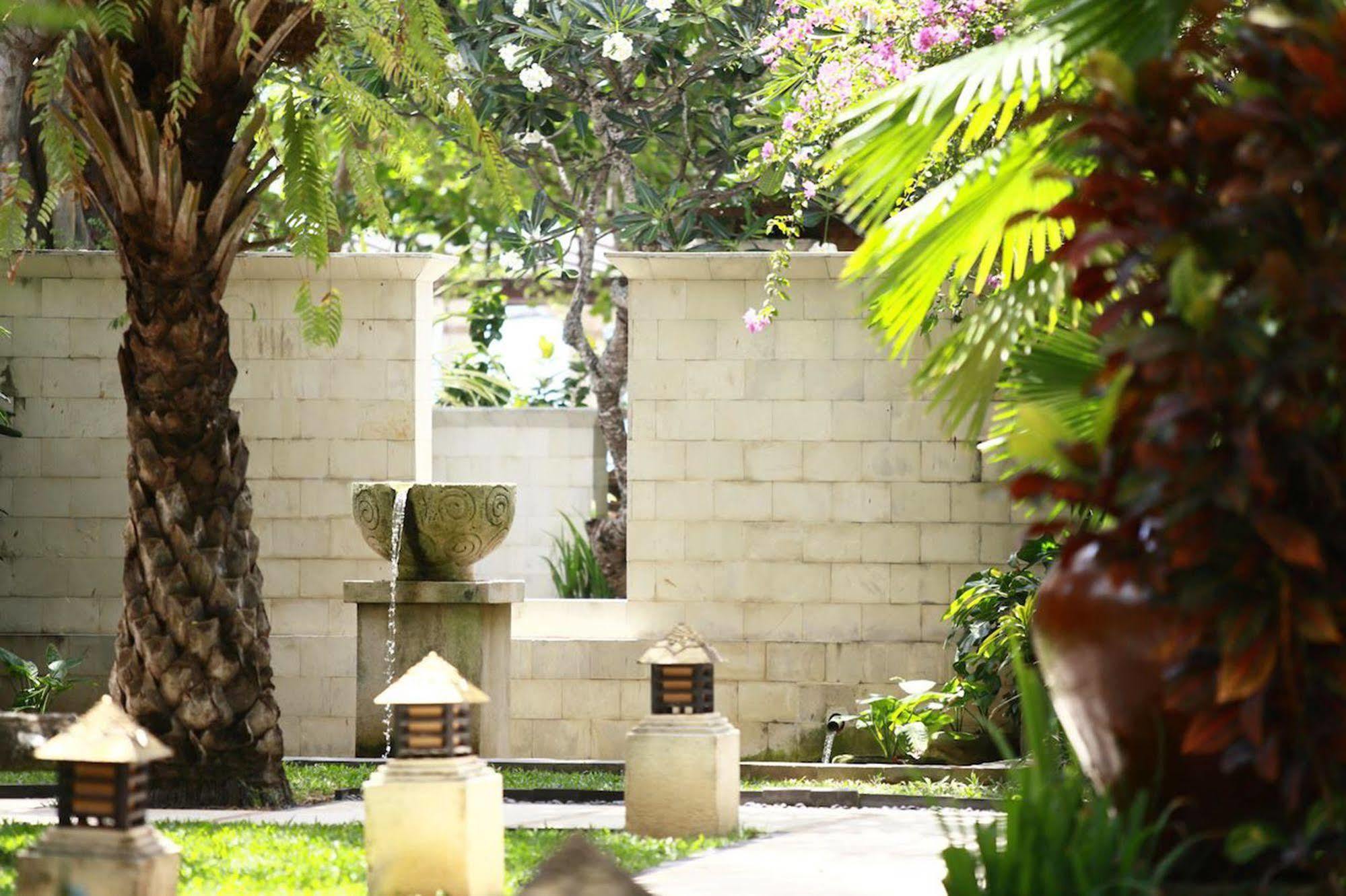 The Sandi Phala Beach Resort And Ma Joly Restaurant Kuta Lombok Exterior foto